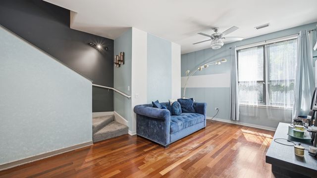 Building Photo - 510 W Elm St Unit 1033