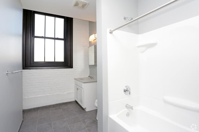 2BR, 2BA - 1,175 SF - Bathroom