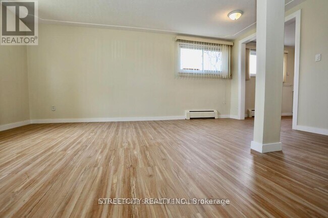 Photo - 394 Thiel St