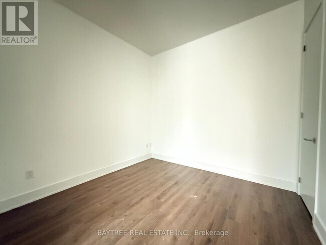 Photo - 111 St Clair Ave W Unité 425