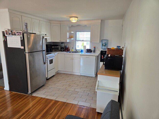 Building Photo - No Brokers Fee, Parking Included, In-Unit Washer and Dryer