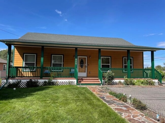 Photo - Bauer Rentals - 245 N. DAVIS ST