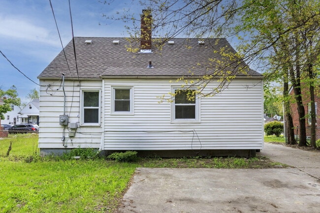 Photo - 19607 Shields St