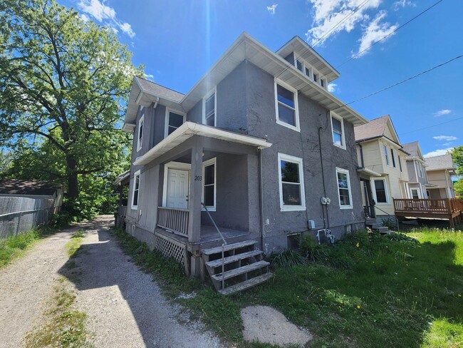 Building Photo - SW 201/203  E Locust Unit SW 203 E Locust St