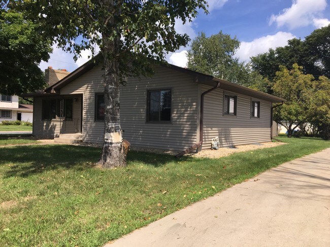 Photo - 812 15th St W