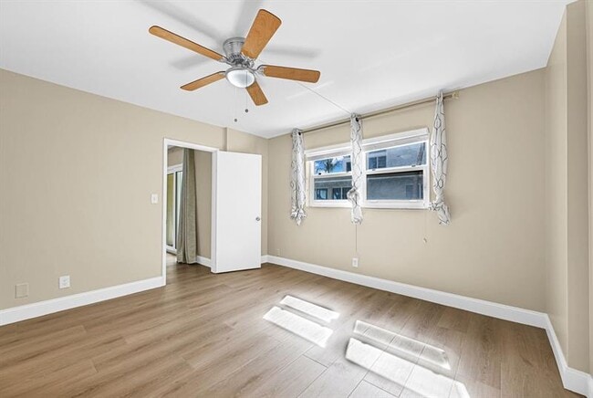 Photo - 1161 Hillsboro Mile Unidad 207