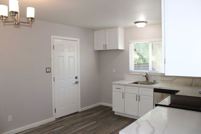 Photo - 10404 Abbottford Way