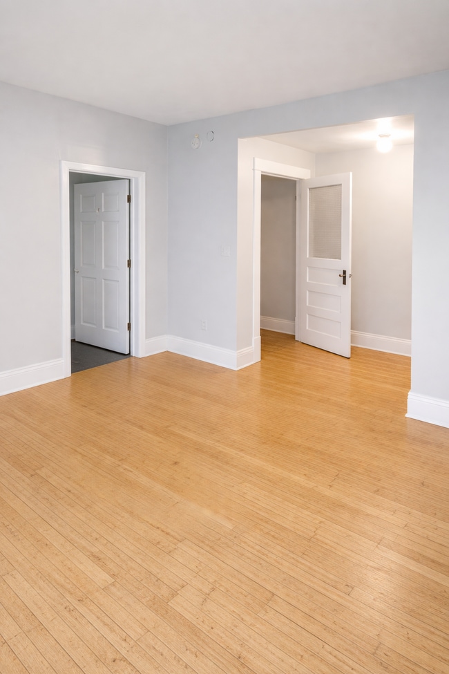 Photo - 810 University Ave SE