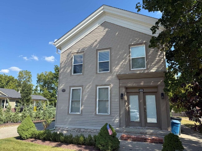 Building Photo - 219 S Main St Unit 3 Rental