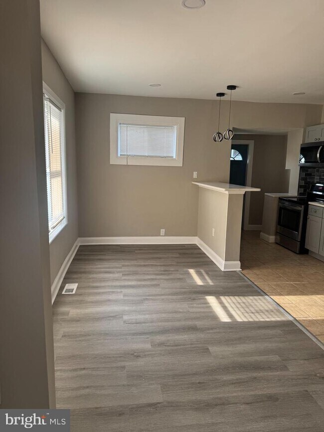 Photo - 1945 W Airdrie St