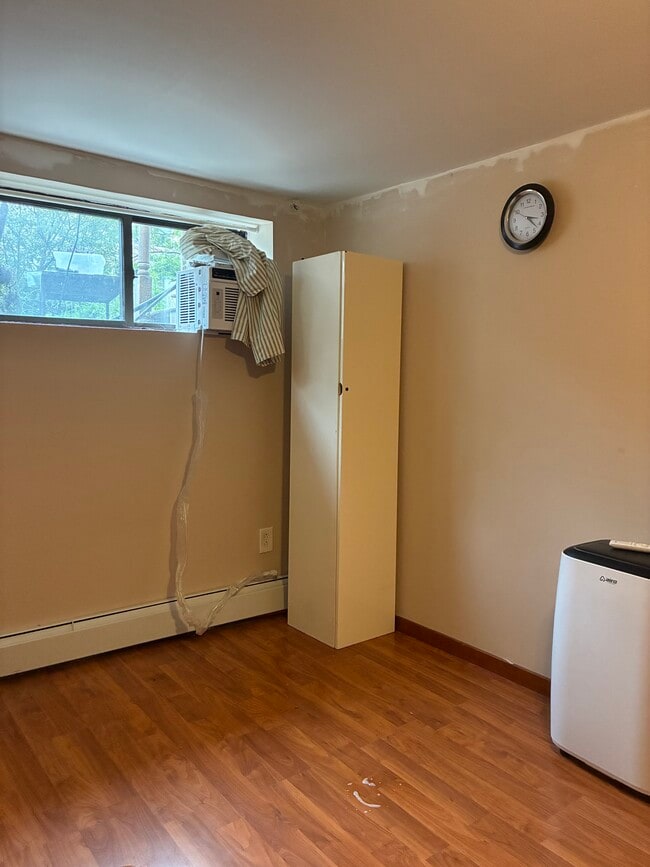 Furniture is available - 157 Langham St Unit Studio