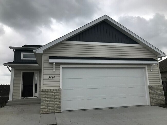 4 bed 2 bath Single Family Home - 4 bed 2 bath Single Family Home