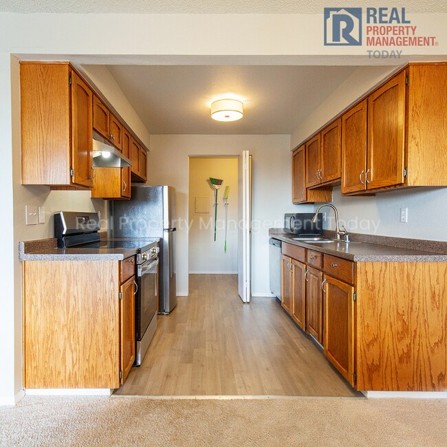 400 OFF MOVE IN! MUST SEE 2 bed and 1 bat... Condo Unit L202 Condo