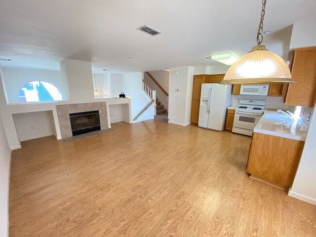 Photo - 3 Bed 2.5 Bath Townhouse W/ Attached Garage In Portside Village