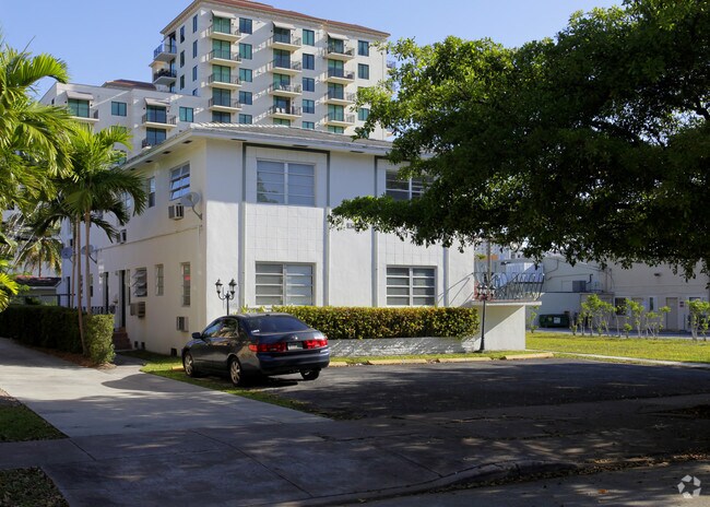 215 MENORES AVE