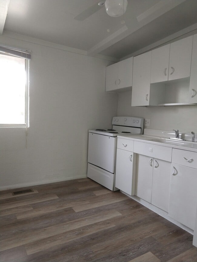 Photo - 730 W 25th St