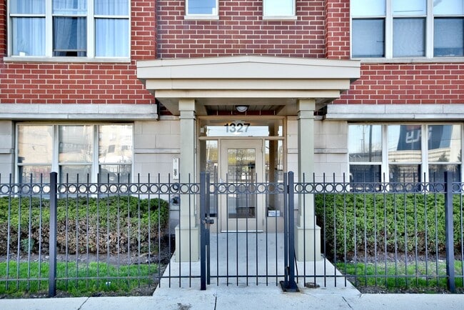 Photo - 1327 N Halsted St Unidad 1S Rental