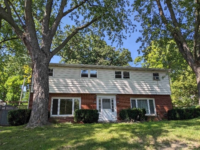Photo - 251 N 116th St