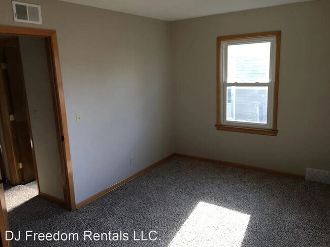 Photo - 3 br, 1 bath House - 266 N. Ward Parkway