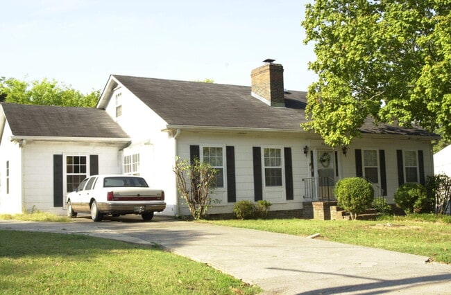 Building Photo - BEAUTIFUL SINGLE FAMILY HOME