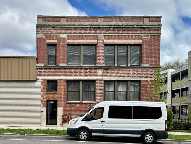 Building Photo - 1670 W Pratt Blvd Unit 4
