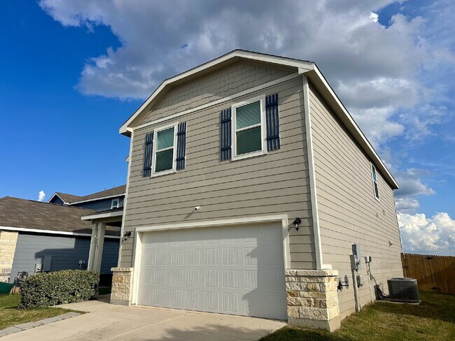 Spacious 4 Bed/2.5 Bath in Seguin with Easy I-10 Access