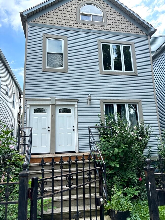 Building Photo - 1653 N Richmond St Rental
