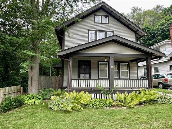 Building Photo - 3 Bedroom 1 Bathroom