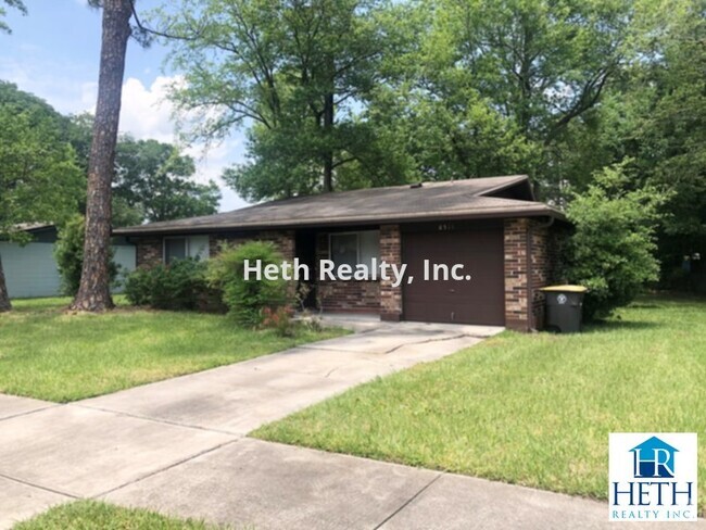 Building Photo - Charming Brick Home!