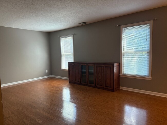 Photo - 2092 Woodlawn Dr SW