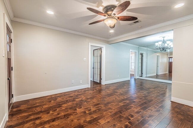 Photo - 726 E 26th St