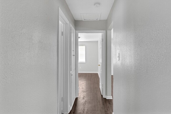 Building Photo - 2507 Delano St Unit 4 Rental
