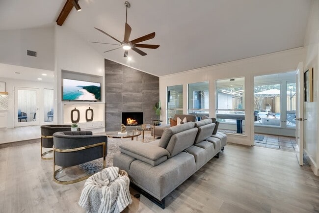 Plenty of space for gathering your group of up to 12! - 9034 Gunnison Dr