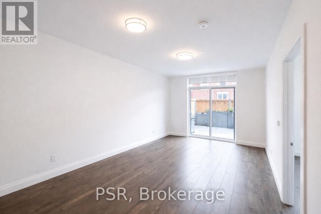 Photo - 399 Queen St S Unit 112