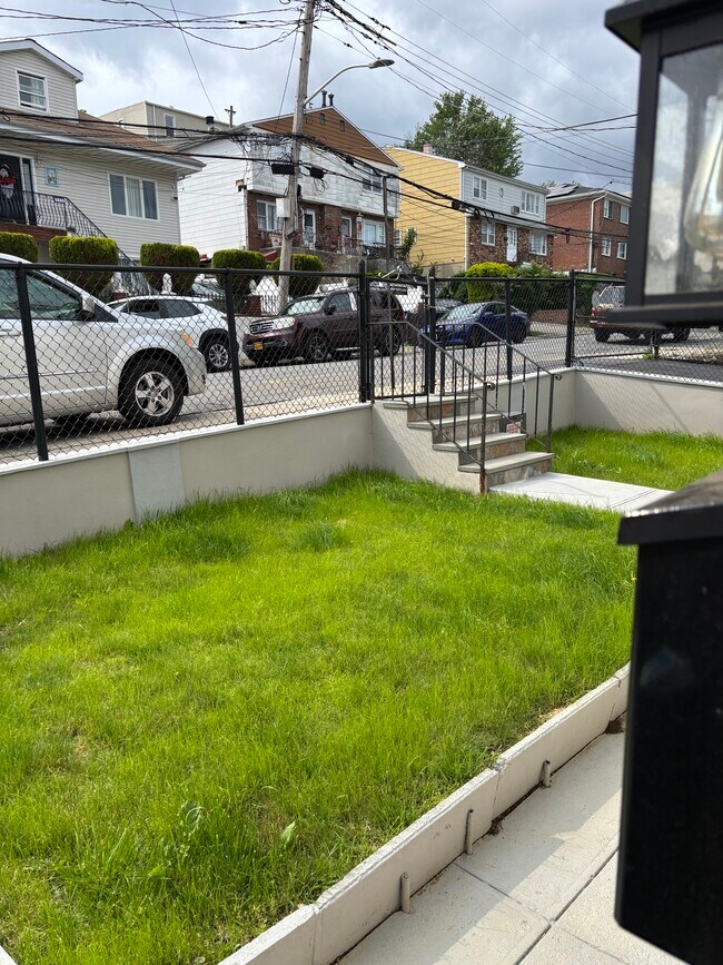 Front yard - 240 Sommerville Pl Unit #1