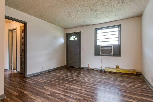 Building Photo - 1733 17th Ave N