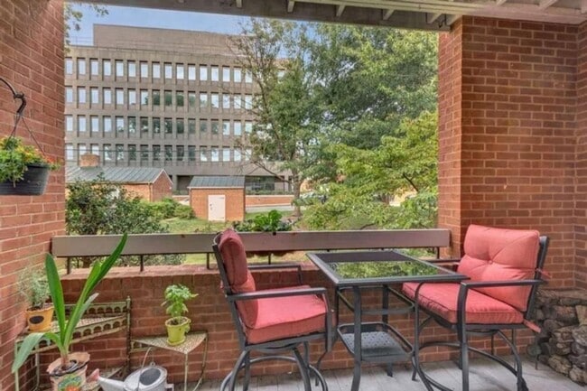 Building Photo - 806 E Jefferson St Unit C