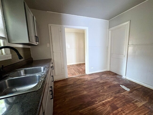 Building Photo - 120 N Hagerman St