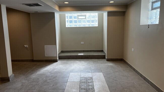 Photo - 120 N LeClaire Ave Unit G