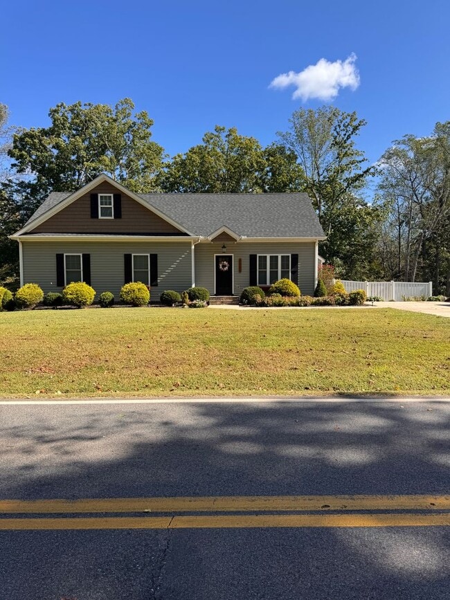 Building Photo - 3 Bedroom || 2 Bathroom Home in Forest
