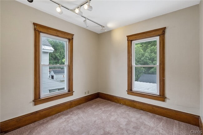 Photo - 115 W 1st St S