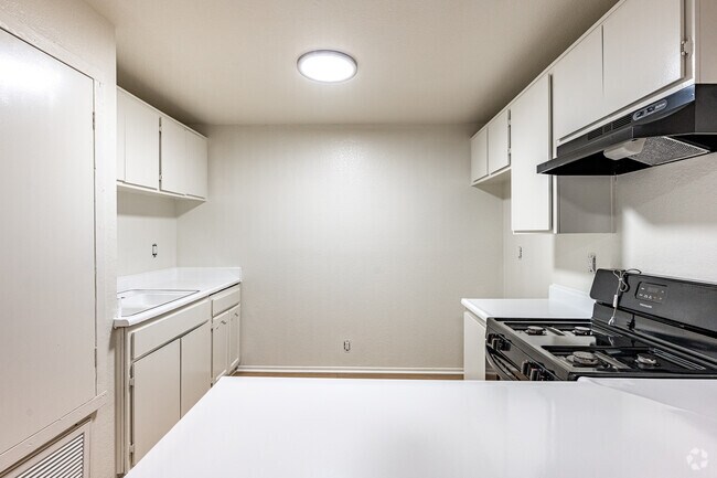 1BR, 1BA, - 515SF - Kitchen