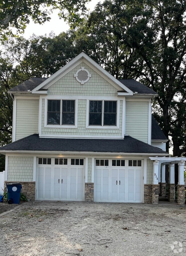 Building Photo - 914 S Church St Rental