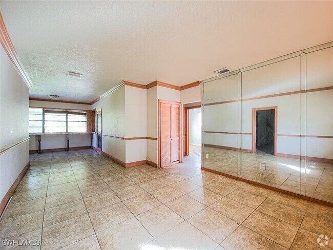 Building Photo - 271 NE 170th St Rental