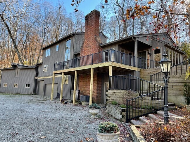 Building Photo - Glenview Hills HUGE 3 Bedroom 2.5 Bath Hom... Rental