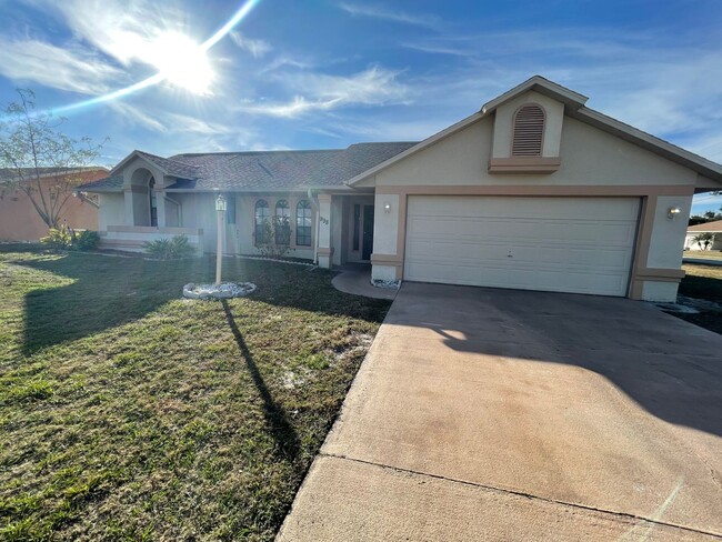 3 Bedroom 2 Bathroom in Deltona! AVAILABLE... - 3 Bedroom 2 Bathroom in Deltona! AVAILABLE... House