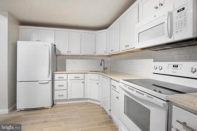 Building Photo - 241 S 6th St Unit 2306