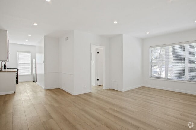 Building Photo - 300 California Ave Rental