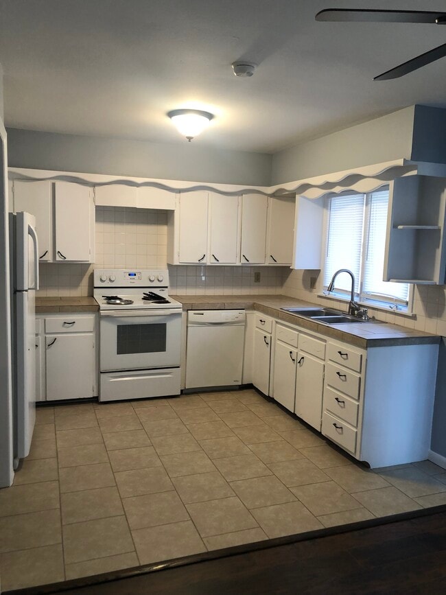 Photo - 2358 S Crestway St