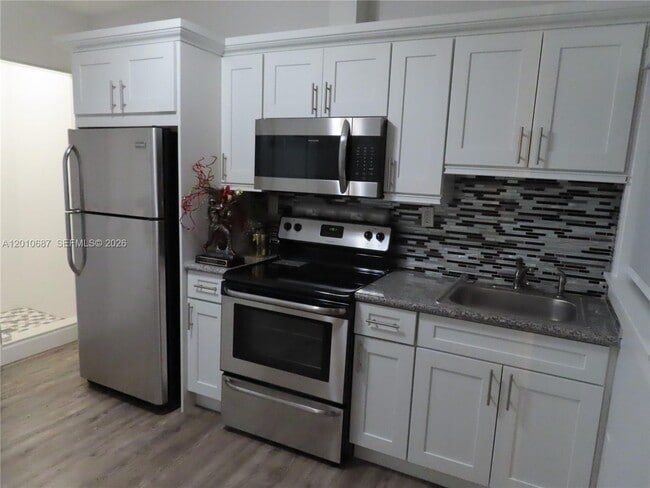 Building Photo - 2433 NW 96th St Unit B